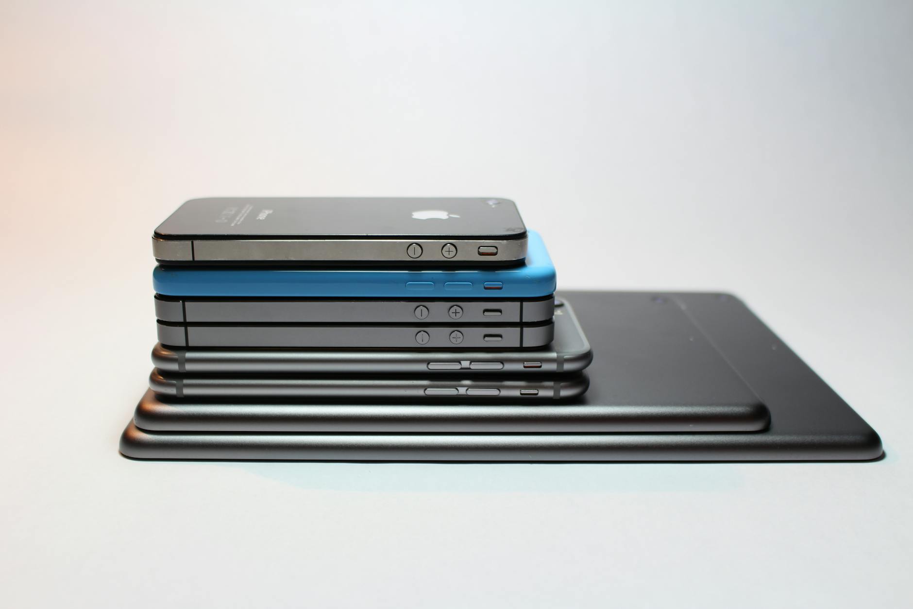 Apple (AAPL) Q4 FY2025 Earnings Preview: iPhone 17 Rumors, Services Momentum, and the Holiday Mix